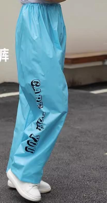 カッパ 雨具 レインパンツ 下半身 防水 厚手 ポータブル 男女兼用 ハイキング 柔らかい シンプル おしゃれ 英字 プリント ウエストゴム 白 青 黄色