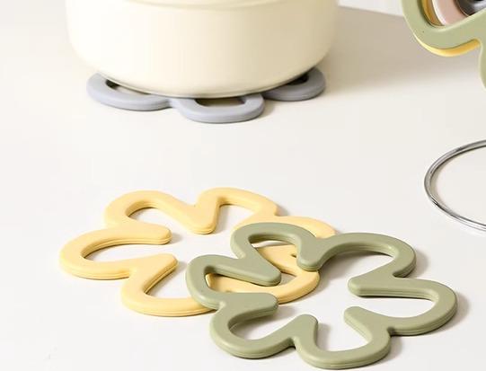 鍋敷き おしゃれ 北欧 シリコン キッチン用品 雑貨 テーブル マット コースター ポット 火傷防止 耐熱 煮沸 柔らかい 洗える お手入れ簡単 セット 収納ラック 雪花 アイボリー 黄色 グレー