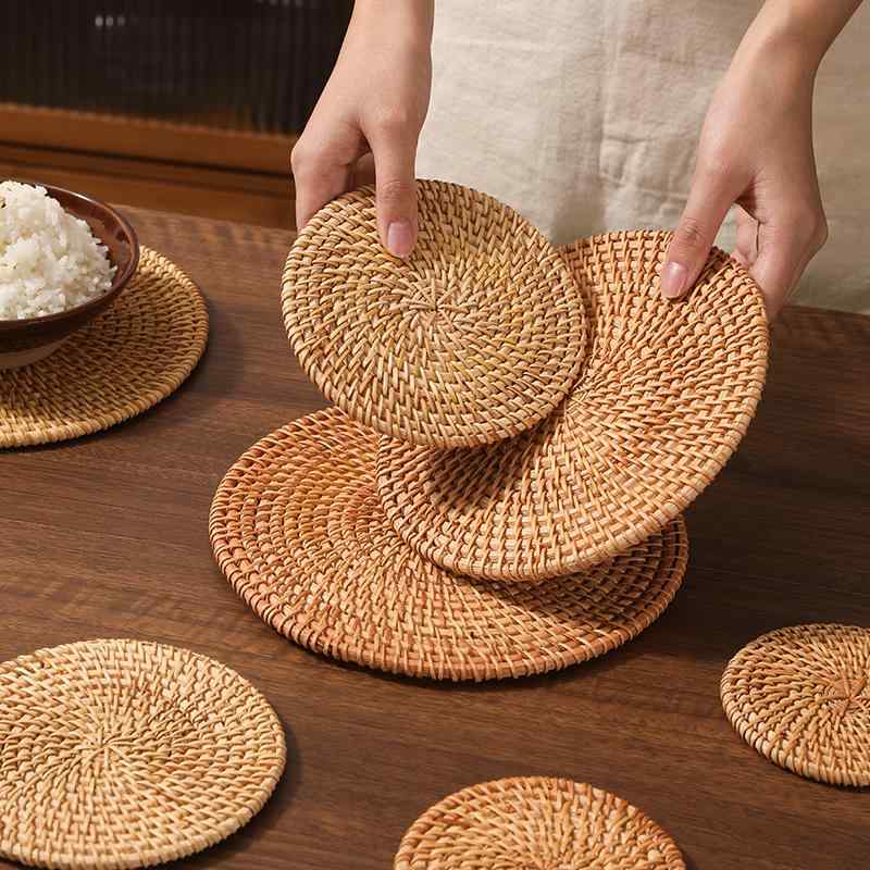 ラタン 鍋敷き おしゃれ キッチン用品 家庭用 雑貨 テーブル マット コースター ポット 火傷防止 耐熱 洗える 速乾 耐久性 お手入れ簡単 籐編み ラウンド