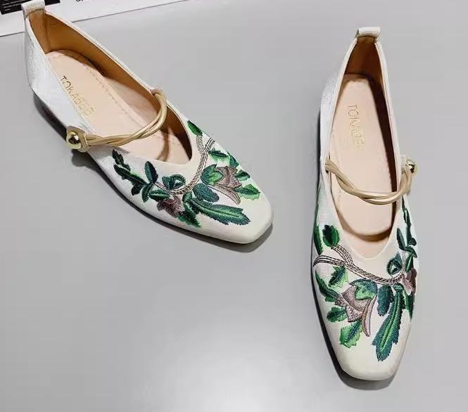 ローヒール パンプス レディース 中国風 刺繍 スクエアトゥ チャンキーヒール ソフトソール 防滑 ストラップ チャイナドレス 漢服 シニア マダム 母の日 プレゼント エレガント 緑 アプリコット 花柄