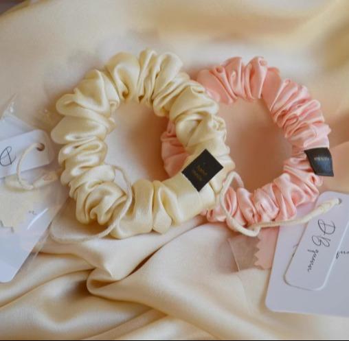 シュシュ 黒 サテン グレー ピンク レディース 厚手 光沢 小さめ ヘアゴム アクセサリー シンプル カジ..