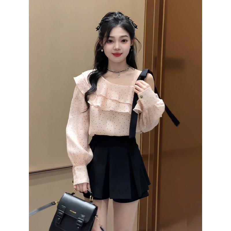 オフショルダー トップス かわいい ドット シフォン シャツ レディース 春 フリル ブラウス 普段使い 甘辛 ミニ スカート ピンク 黒 柔らかい