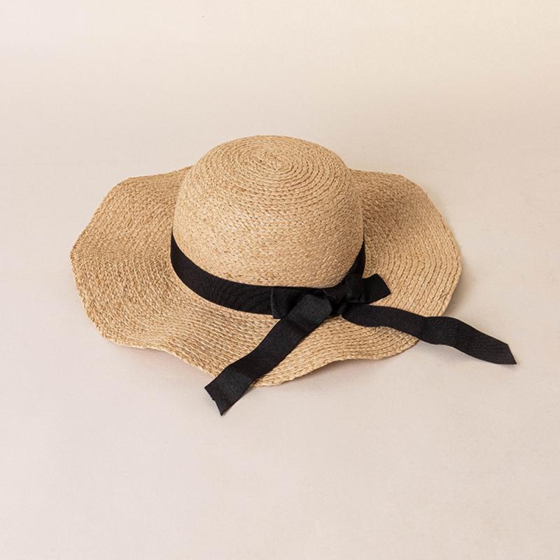 素材: ストロー サイズ: M（56-58cm） デザイン: リボン付き カラー: ライトエッジ.バイアスエッジ つば形状: フリルエッジ 帽子のトップ形状: ラウンドトップ 種類: ストローハット つばの長さ: ワイドブリム