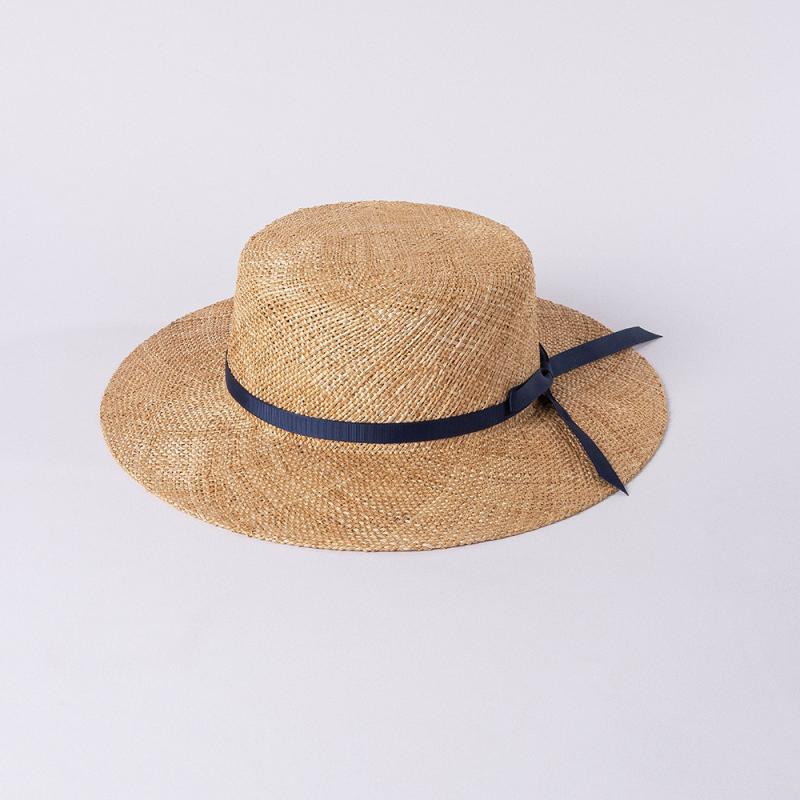 素材: ストロー編み サイズ: M（56-58cm） デザイン: リボン付き カラー: ブラックリボン.ネイビーリボン.コーヒーリボン.ダークグリーンリボン つばの形状: フラット クラウン形状: フラット タイプ: ストローハット つばの幅: ワイドブリム