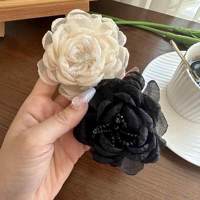 布 花 ブローチ 韓国 レディース シフォン アクセサリー コサージュ バッグ キラキラ 装飾 ビーズ シンプル おしゃれ エレガント 黒 ベージュ