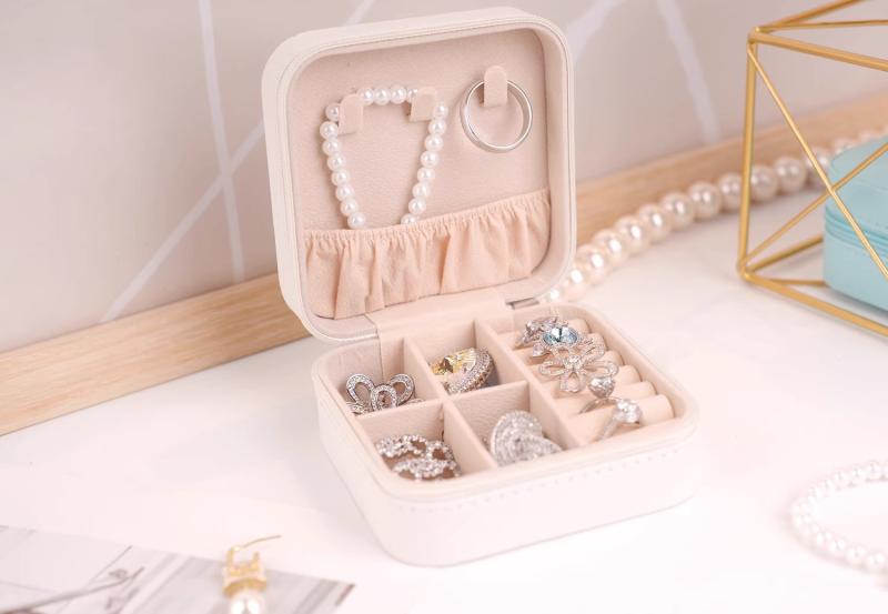 アクセサリーケース コンパクト PUレザー 防水 四角形 装飾品 耳飾り 指輪 ネックレス 収納 整理 ミニ..