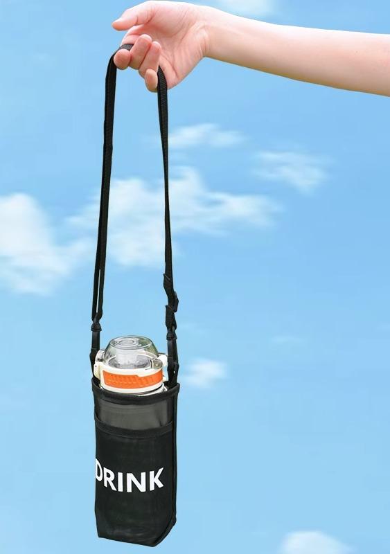 水筒カバー メッシュ ボトルバッグ ペットボトル ショルダーバッグ 斜め掛け 紐調節 通気 速乾 アウトドア レジャー シンプル 黒 英字 無地