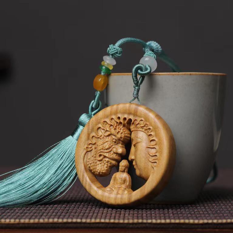 キーホルダー チャーム 仏像 悪魔 一念の間 アクセサリー 緑檀 彫刻 透かし模様 ラウンド タッセル ハンドバッグ 車内 装飾 エスニック レトロ ナチュラル プレゼント