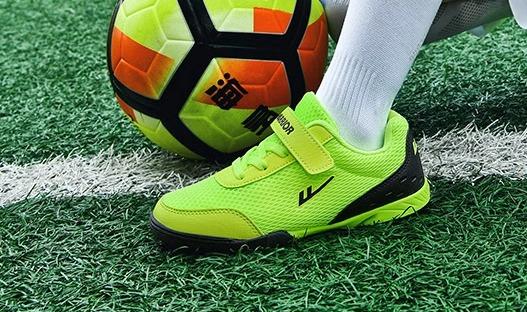 サッカースパイク 夏 大人 キッズ ジュニア TFスタッド 衝撃吸収 人工芝 フットボール トレーニング スポーツ シューズ 黒 青 ピンク