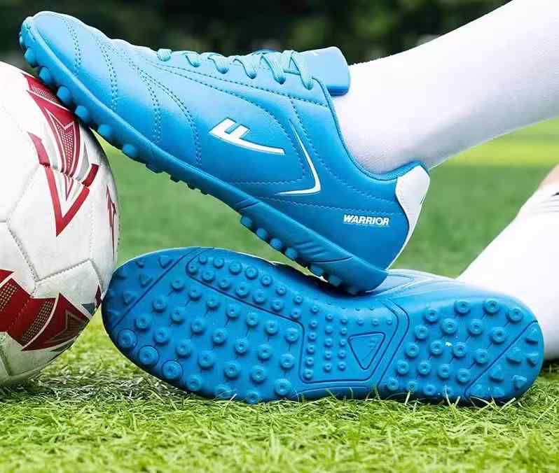 サッカースパイク ユニセックス 大人 ジュニア TFスタッド 衝撃吸収 防滑 シューズ 人工芝 フットボール トレーニング スポーツ 黒 青 オレンジ