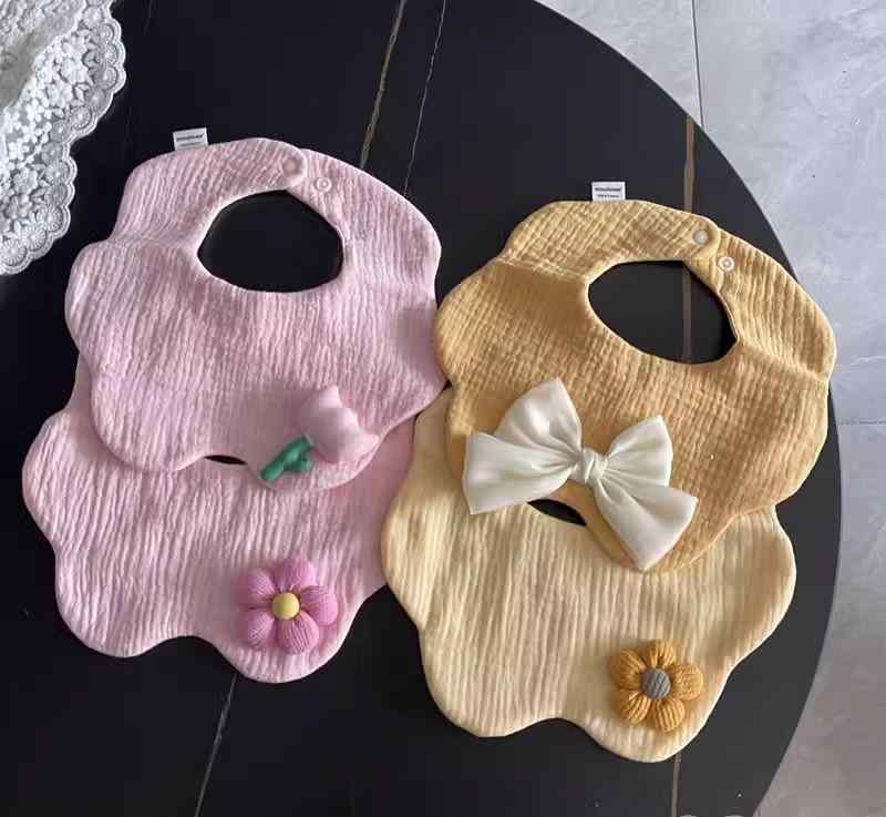 赤ちゃん よだれかけ ガーゼ コットン スタイ 新生児 吐き戻し対策 吸湿 通気性 柔らかい 花柄 リボン かわいい ピンク 黄 青 2枚セット