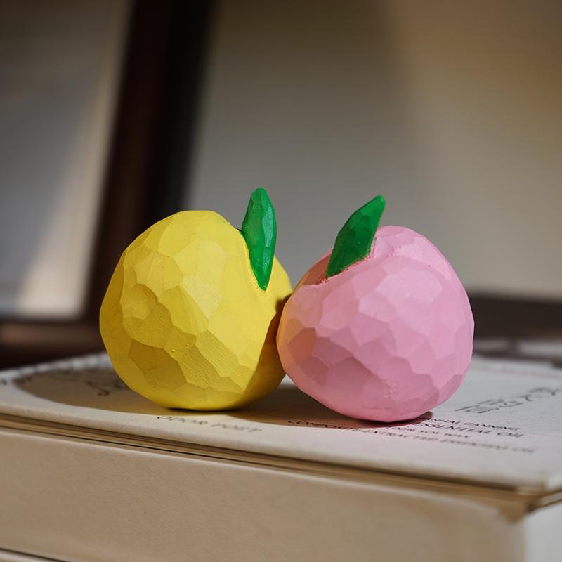 置物 インテリア 木彫り 小さめ フルーツオブジェ 桃 卓上 玄関 車載 アクセサリー かわいい 工芸品 子供 おもちゃ プレゼント ピンク 黄