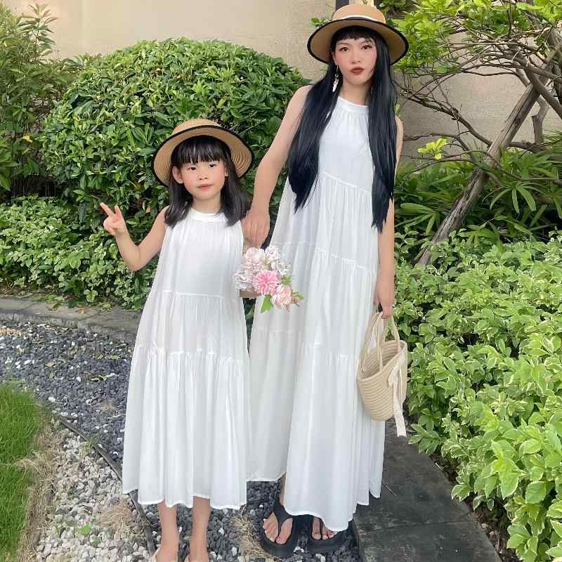 楽天フロントップ楽天市場店親子 ペアルック ワンピース リンク コーデ リゾート ビーチ カジュアル おしゃれ 母 娘 夏 ホルターネック 絞り染め 白 ティアード ロング シンプル 写真 撮影