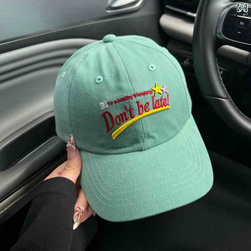 デザイン: 刺繍入り シルエット: ベースボールキャップ 帽子の形: 丸型 つばの形状: カーブタイプ つば先: 巻き上げ 素材: ポリエステル 柄: アルファベット サイズ: M（56-58cm） カラー: ブラウン.ホワイト.グリーン