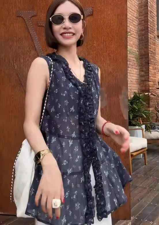 おしゃれ ノースリーブ レディース 夏 レトロ 薄手 シフォン シアー ブラウス 若見え フリル ゆったり ミドル丈 トップス 上品 お出かけ 旅行 花柄 青