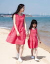 親子 ペアルック ワンピース リンク コーデ お揃い おしゃれ 母娘 レディース ママ キッズ 女の子 ジュニア 夏 ノースリーブ リネン 膝上 プリーツ ビーチ リゾート 旅行 家族 記念写真 撮影 ふんわり シンプル カジュアル ピンク