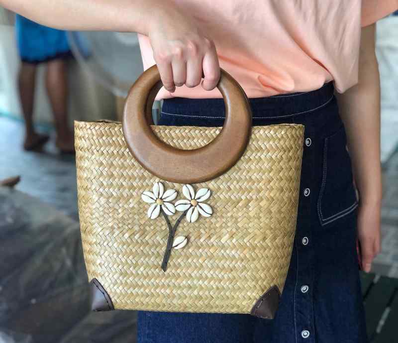 カゴ バッグ おしゃれ 大容量 木製 ハンドル 手持ち ビーチ レディース ファスナー キャンバス リゾート 花 茶色 シンプル ナチュラル レトロ おでかけ 普段使い