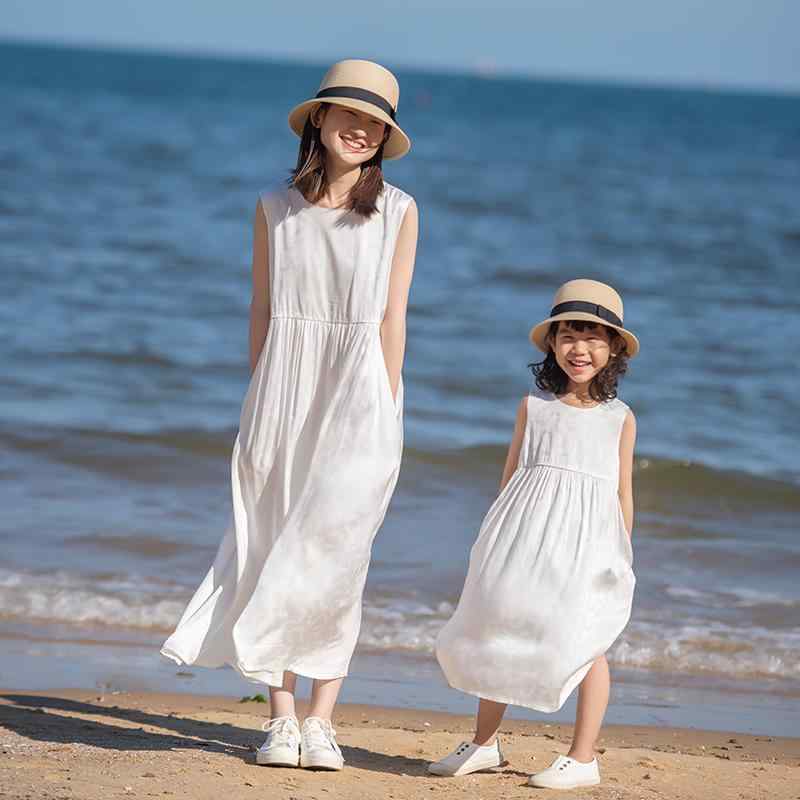 親子 ペアルック ワンピース リゾート 旅行 リンクコーデ カジュアル おしゃれ 衣装 夏 軽い チャイナ風 白 花柄 ノースリーブ 母 娘 写真 撮影 ボタン