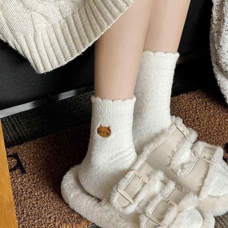 靴下 レディース おしゃれ 秋冬 ミドル丈 厚手 長め 暖かい 暖かい ルームソックス 睡眠ソックス 産後 キャラクター刺繍