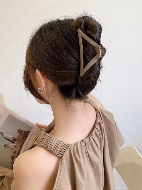 三角 ヘアクリップ レディース おしゃれ シンプル マット 後ろ髪 アレンジ 韓国 アクリル 髪留め バンスクリップ 抜け感 ヘアアクセサリー