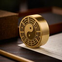 ペーパーウエイト 文鎮 真鍮 丸形 チャイナ風 レトロ 太極 八卦モチーフ 文房具 書道 アクセサリー 用紙 書類 押さえ 布袋 オフィス ギフト おしゃれ