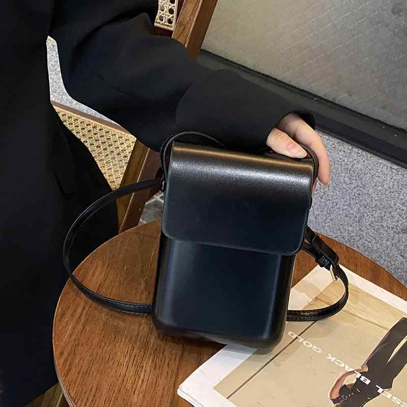 要素: ステッチ デザイン名: ミニスクエアバッグ 閉じ具: マグネット 使用シーン: デイリー デザイン: ショルダーバッグ 背負い方: 斜めがけ・オフショルダー サイズ: 小 素材: PUレザー カラー: パープル.レッド.ブラック.イエロー.ブルー.ホワイト.グリーン.グレー.ピンク