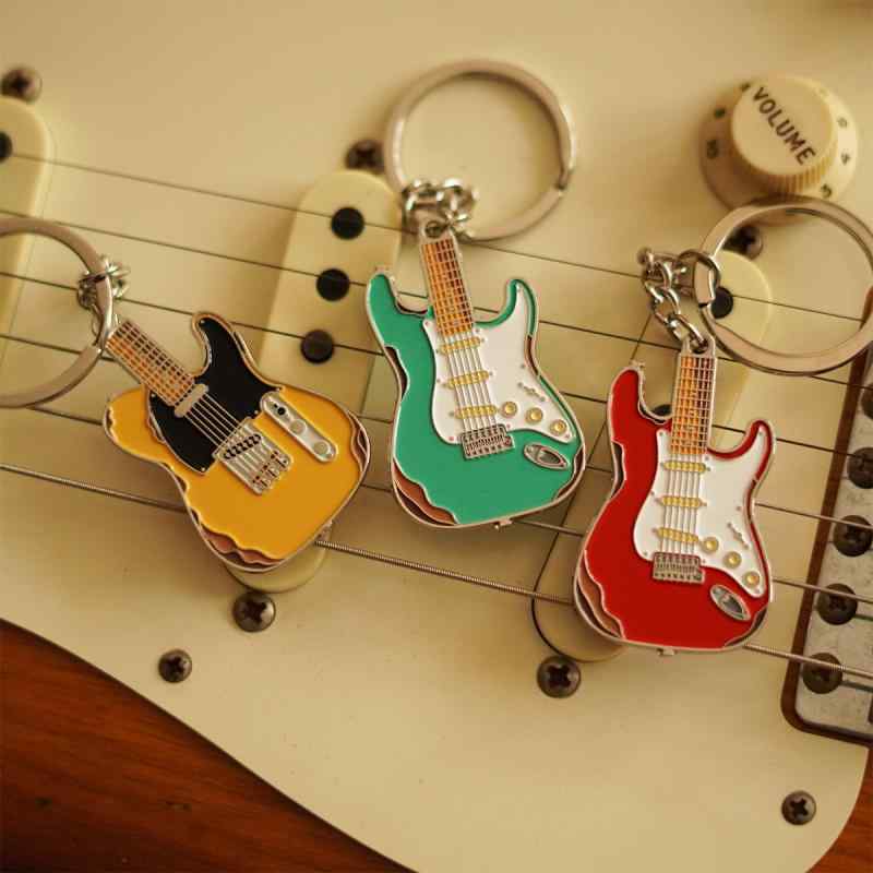 ギター キーホルダー ヴィンテージ風 楽器 小さい エレキ 吊り下げ アクセサリー 鍵 バッグ チャーム おしゃれ ロック 音楽 ギフト 赤 緑 黒