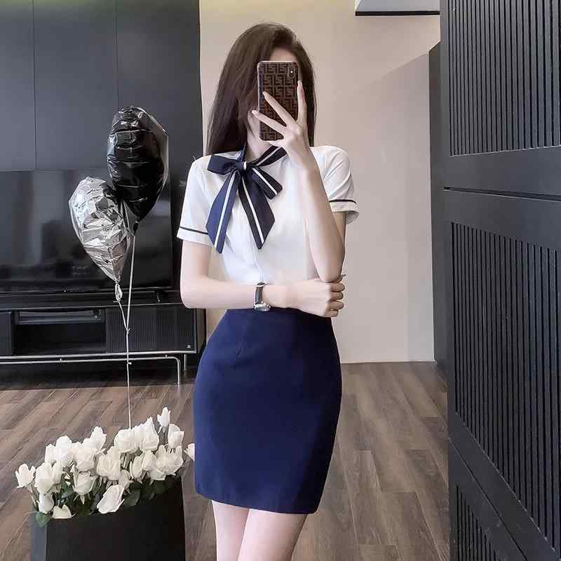 シルエット: タイトフィット 袖タイプ: レギュラー 素材: ポリエステル.レーヨン.ポリウレタン 袖丈: 半袖 襟型: スクエアネック 着丈: レギュラー丈 柄: 無地 サイズ展開: 4XL.3XL.2XL.S.M.L.XL カラー展開: 白半袖シャツ.青半袖シャツ.白半袖シャツ＋青スカート.青半袖シャツ＋青スカート.白長袖シャツ.青長袖シャツ.白長袖シャツ＋青スカート.青長袖シャツ＋青スカート