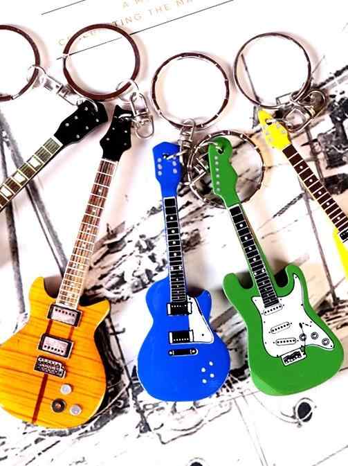ギター キーホルダー おしゃれ バッグ 吊り下げ ロック 音楽 楽器 無垢材 ペンダント リング ベース グラデーション カラフル 車 黄色 黒 青