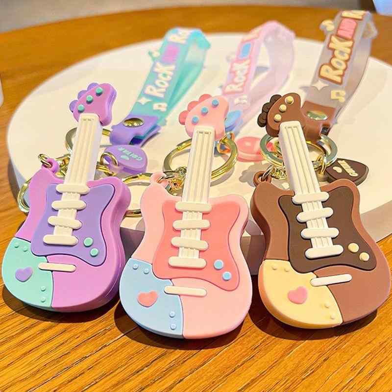 乐天商城 - ギター キーホルダー かわいい バッグ 吊り下げ ロック 音楽 楽器 クール ペンダント カップル 車 ギフト リング ラバー 英字 ベル ピンク 紫 茶