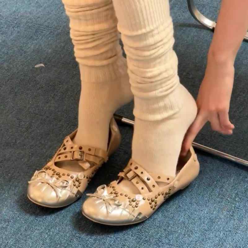 樂天商城 - レディース パンプス ローヒール スタッズ リボン フラット バレエシューズ 柔らかい底 浅履き ラウンドトゥ 滑り止め 韓国 おしゃれ お出かけ ゴールド シルバー 黒