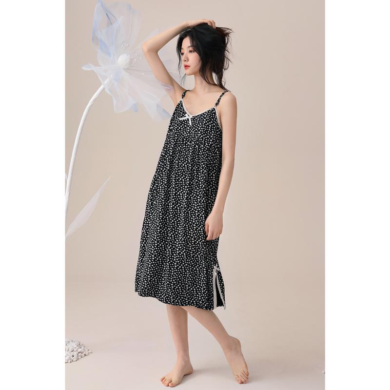 デザイン: プリント柄 素材: モダール生地 主な用途: リラックス・ルームウェア 季節: 夏 袖丈: キャミソール スカート丈: ミディ丈 ネックライン: Vネック 柄: 小花柄 サイズ展開: M.L.XL.XXL カラー: 記載なし 機...