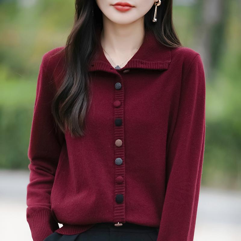 - スタイル: かわいらしい - シルエット: ゆったり - デザイン: ボタン付き - 袖型: レギュラー - 素材: ポリエステル.改性アクリル繊維.再生繊維.ナイロン.ウール - 種類: カーディガン - 毛糸の太さ: 標準 - 厚さ: 厚手 - 機能: 汚れに強い - 袖丈: 長袖 - 首回り: 立ち襟 - 着丈: レギュラー丈 - 前立て: シングルボタン - 柄: 無地 - サイズ展開: M.L.XL.2XL - カラー展開: ダークグレー.ブラック.アングラー（赤系）