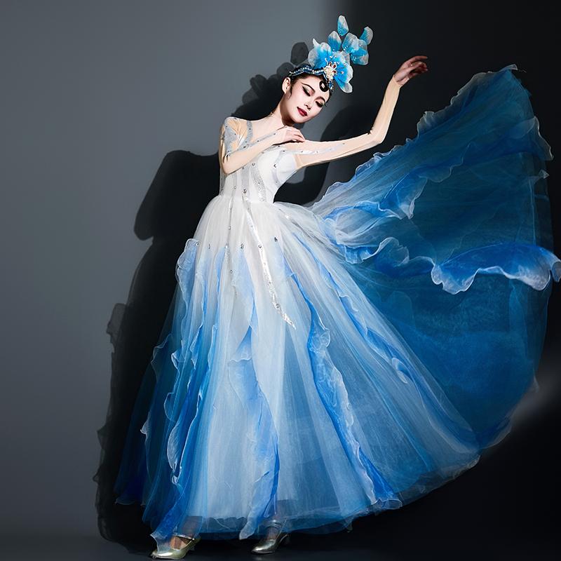 ダンス 衣装 レディース おしゃれ 開場舞 ふんわり ボリュームスカート 大きい裾 演出 ふんわり 現代舞踊 ひらひら 華やか ステージ ゴージャス 青 白 グラデーション 大気