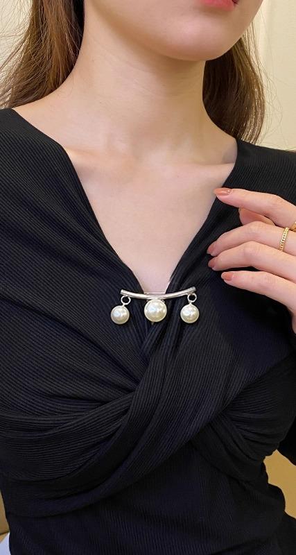 ブローチ ピン 韓国 ワンポイント アクセサリー 装飾 キラキラ パール ビーズ ウエスト 調整 スカート パンツ アジャスター 小物 シンプル エレガント 金 銀