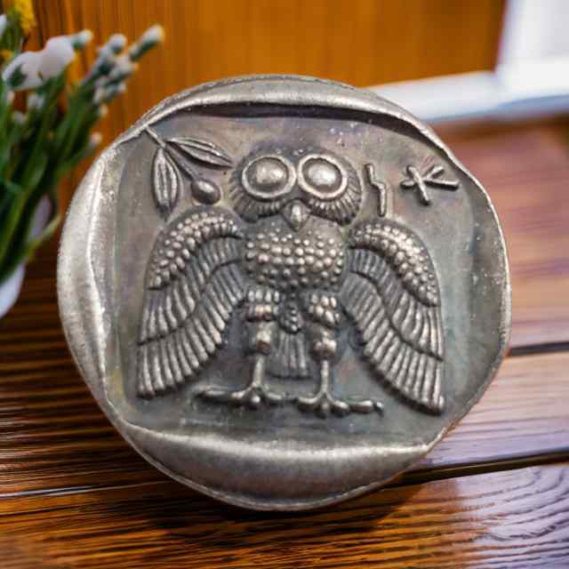 フクロウ コイン かわいい ヴィンテージ風 ギリシャ アテナ 神話 中世 彫刻 雑貨 小さめ 真鍮 銀メッキ プレゼント インテリア 装飾 シルバー