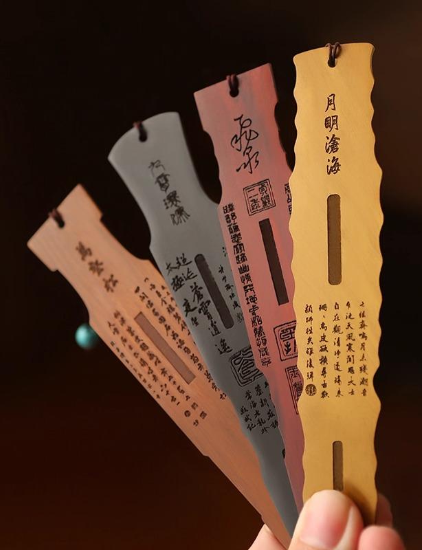 しおり 木製 おしゃれ 彫刻 ブックマーク レトロ チャイナ風 お土産 ギフト お祝い 漢字 紐 ビーズ 装飾 学校 おうち時間 読書 木目 茶色