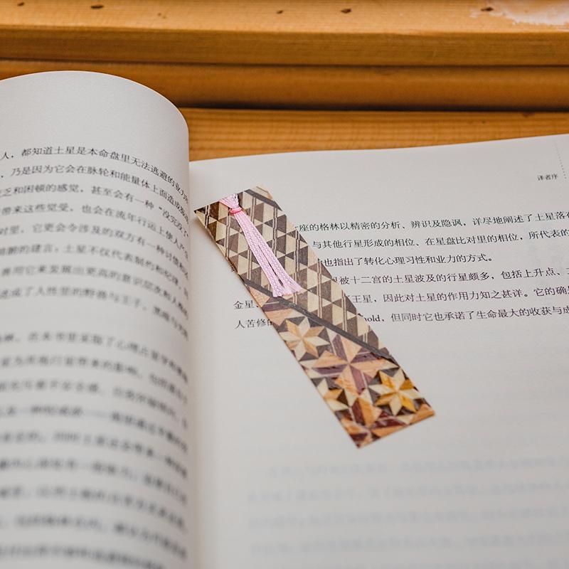 しおり 木製 おしゃれ 寄木細工 ブックマーク レトロ 文房具 ギフト 紐 装飾 山 龍 鯉 招き猫 学校 おうち時間 読書 木目 模様 茶色