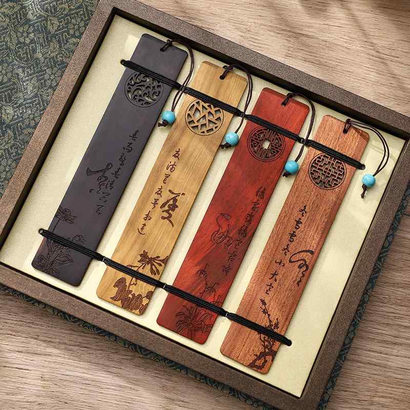 しおり 木製 おしゃれ ブックマーク セットアップ 彫刻 透け チャイナ風 ギフト お土産 お祝い ビーズ 紐 装飾 学校 読書 木目 漢字 竹 花 山 黒 茶...