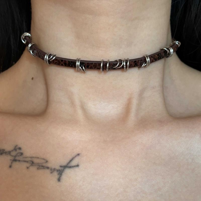 チョーカー レディース おしゃれ フェイクレザー 裂け柄 パンク サブカル ヴィンテージ風 y2k スリム 首輪 アクセサリー 黒 カジュアル