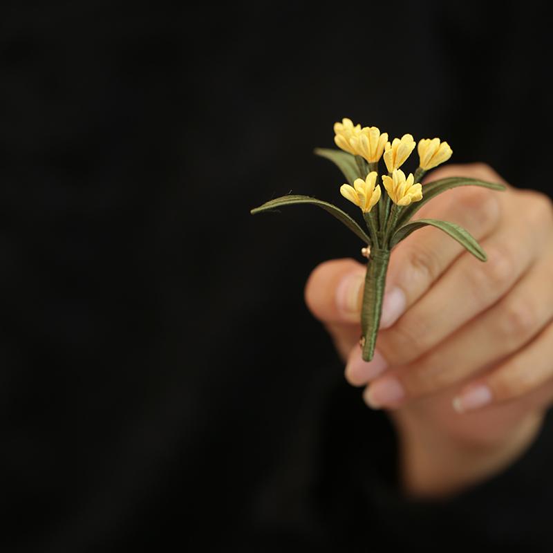 ブローチ レディース おしゃれ フォーマル 桂花 小花 感 緑 ちりめん 小ぶり 上品 繊細 ピン 固定 飾り..