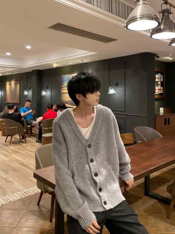 - シルエット: カーディガン - - 袖丈: 長袖 - ネックライン: Vネック - カラー: グレー - サイズ展開: S.M.L.XL