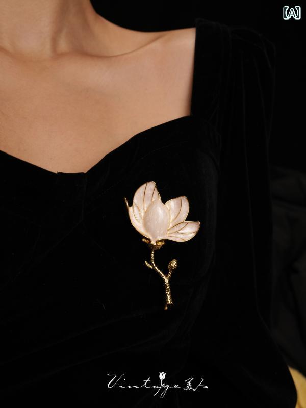 ブローチ レディース フォーマル おしゃれ フレンチ ヴィンテージ風 クラシック 珐琅釉 白 花 小顔見せ 上品 シンプル 可愛い