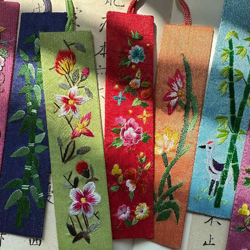 ブックマーク しおり おしゃれ 刺繍 母の日 誕生日 ギフト チャイナ風 本 綿 麻 布 お土産 紐 飾り スクエア 花柄 鶴 竹 赤 緑 青