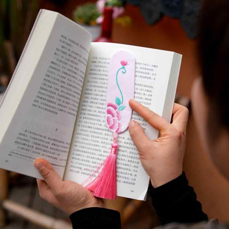 しおり ブックマーカー おしゃれ 刺繍 花 布 綿 タッセル ビーズ 紐 チャイナ風 お土産 学生 先生 卒業 お祝い ギフト 文房具 おうち時間 読書 ピンク...