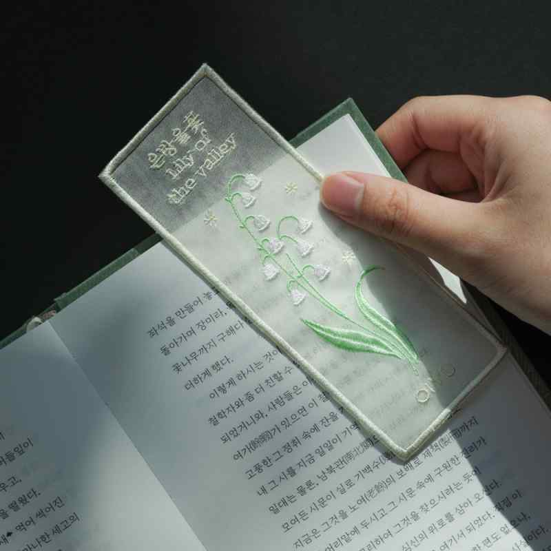 しおり ブックマーカー かわいい 韓国 刺繍 スズラン 花 ハングル 文字 英字 透け感 学生 先生 卒業 お祝い ギフト 文房具 おうち時間 読書 白