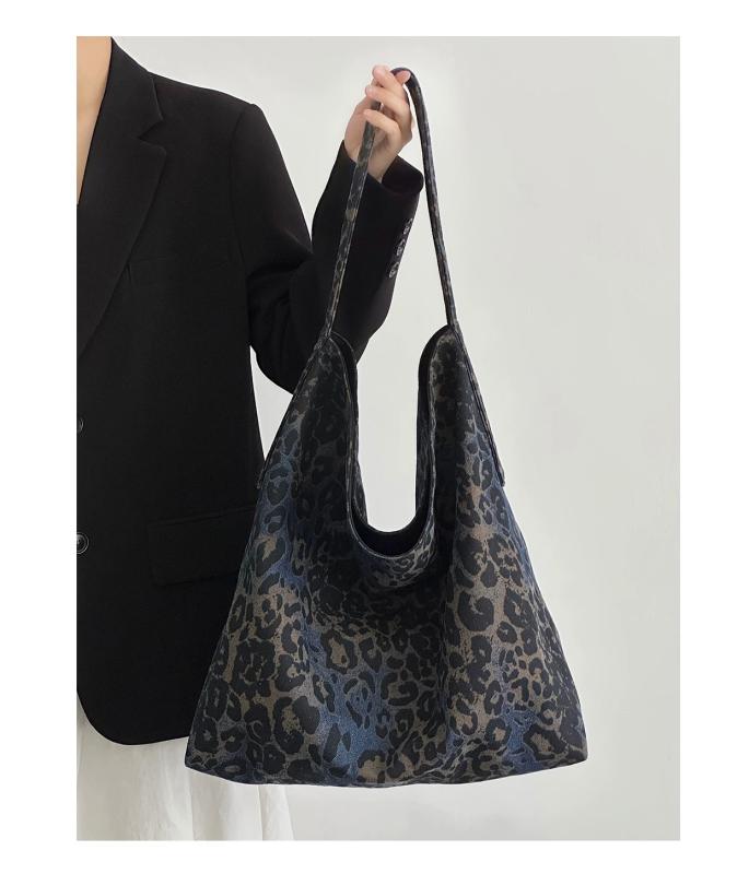 性別: 男女兼用 スタイル: イギリス風 タイプ: ショルダーバッグ 形状: トートバッグ型 ショルダーストラップ: シングルストラップ 留め具: スナップボタン 使用シーン: 日常使い 柄: 無地 カラー: レオパードブルー.レオパードブルー小サイズ