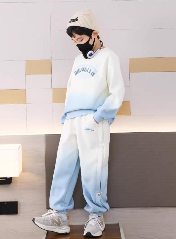 ・スタイル: 韓国・セット内容: スウェット上下2点セット・厚さ: 標準・開閉: プルオーバー・柄: グラデーション・性別: 男の子用・対象年齢: 4～14歳・参考身長: 120cm, 130cm, 140cm, 150cm, 160cm, 170cm・カラー展開: グラデーションブルー、グラデーショングレー、グレー、ライトグレー、ライトカーキ、モカブラウン、ネイビー（ストライプ）、ブラック、ホワイト