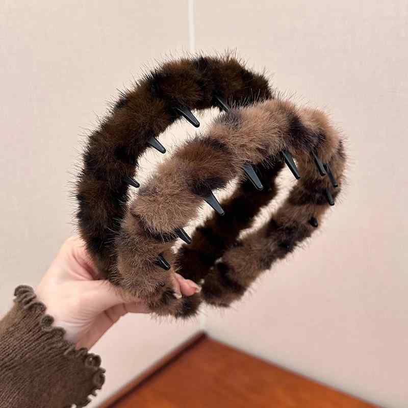 Rakuten - カチューシャ レディース 秋冬 ふわふわ ファー ヒョウ柄 レオパード 幅広 ワイド 滑り止め 洗顔 メイク 普段使い 髪飾り ヘアバンド 小顔見え ボリュームアップ ヘッドバンド カジュアル お洒落