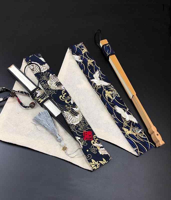 ・カテゴリ: 工芸扇・要素: レトロ・対象: ユニセックス・柄展開: 青い波、グレーの波、桜、錦鯉、青い鶴、ベージュの鶴・扇子袋サイズ: 9/9.5寸